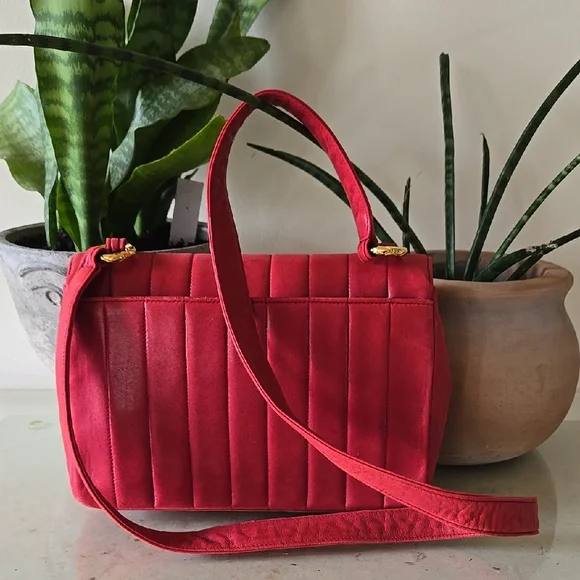 CHANEL Suede Red Shoulder Bag with Gold Hardware and Quilted Design - Picture 3 of 17